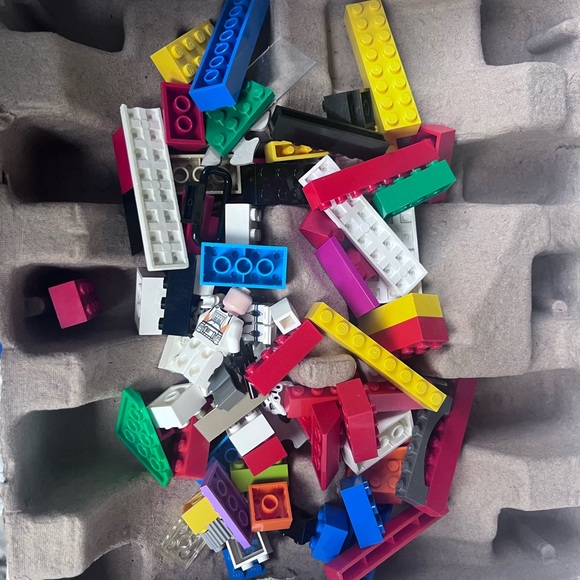Grab bag Lego pieces. Mixed pieces contains at least one man. As is. - Picture 2 of 5